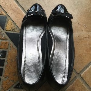 Black bow low heel shoes 7